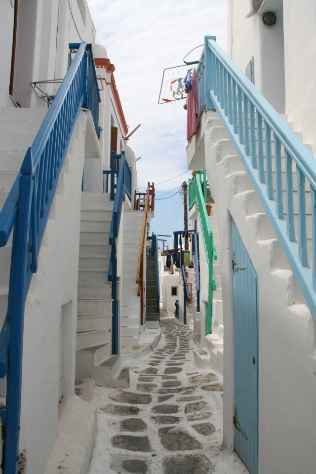 hHe narrow streets of Mykonos Town